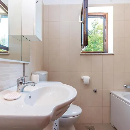 Nice Apartment In Smrika With Wifi * Шмрика